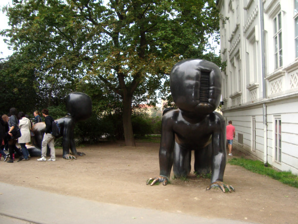 Escultura de David Cerny capital da república tcheca