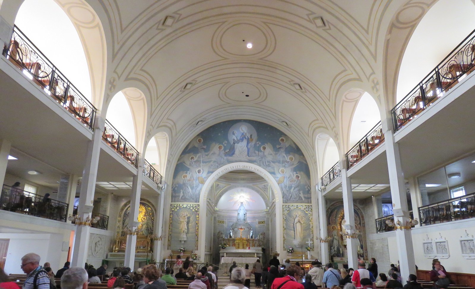 Conheça a Capela da Medalha Milagrosa, a Mais Linda de Paris!