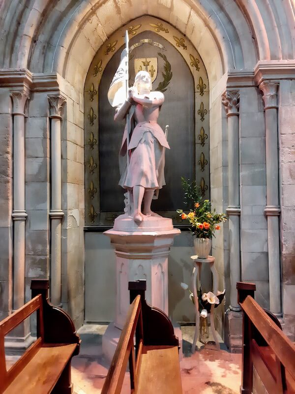 Estátua de Joana D'Arc na Catedral de São Pedro de Lisieux