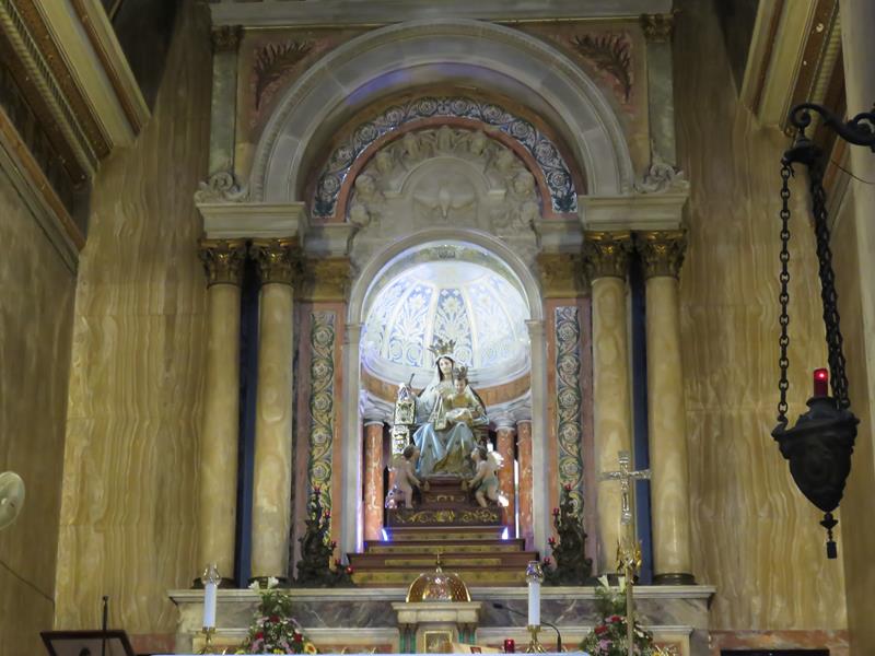 Altar principal da igreja do Monte Carmelo