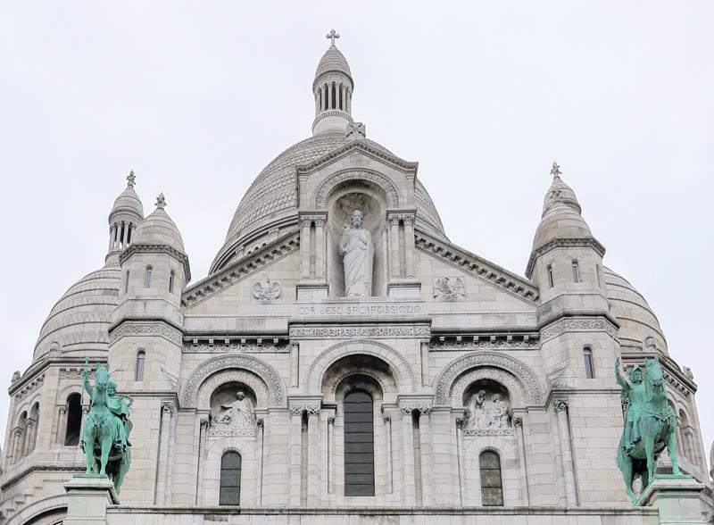 detalhe da fachada da sacre coeur de paris