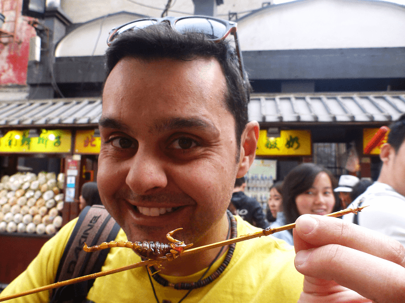 Comida estranha na China - escorpião frito no espeto