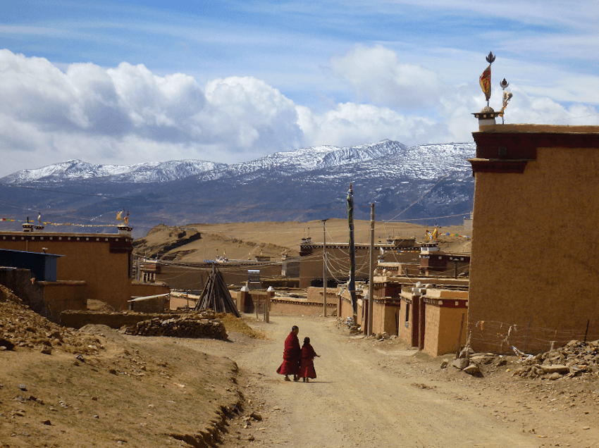 Jovens monges em Litang no Tibete China
