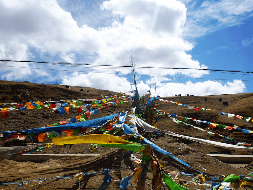 Bandeiras de oração Budistas em Litang Tibete China