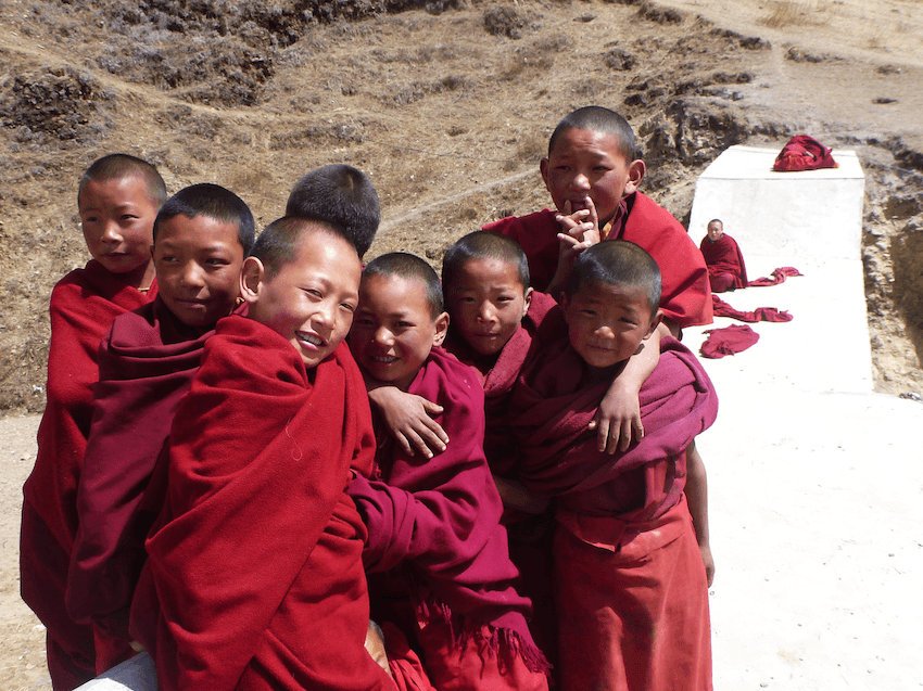 Jovens monges no monastério de Litang no Tibete China