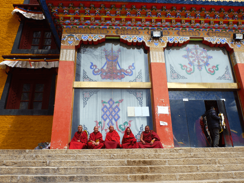 Monges no monastério de Litang no Tibete China