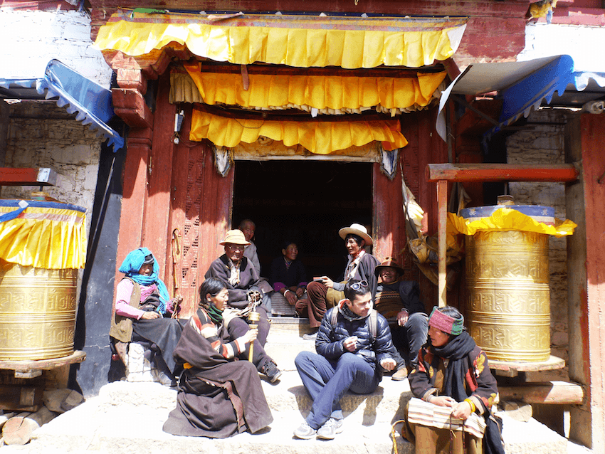 População local em Litang Tibete China