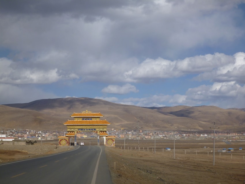 Portão de entrada de Litang Tibete China