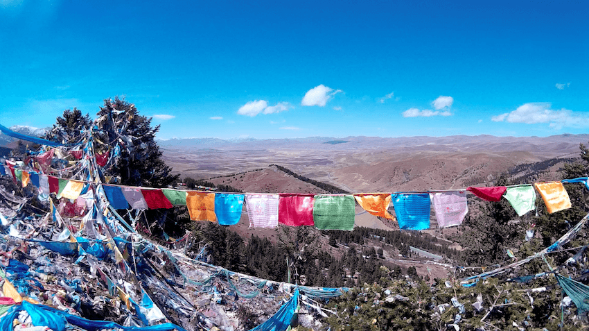 Bandeiras de oração Budistas em Montanha Sagrada em Litang Tibete China