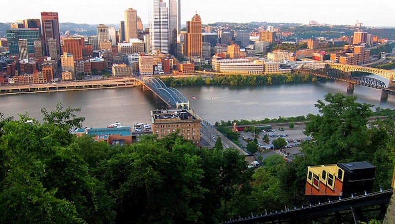 Vista da parte alta do bondinho Monongahela Incline Pittsburgh
