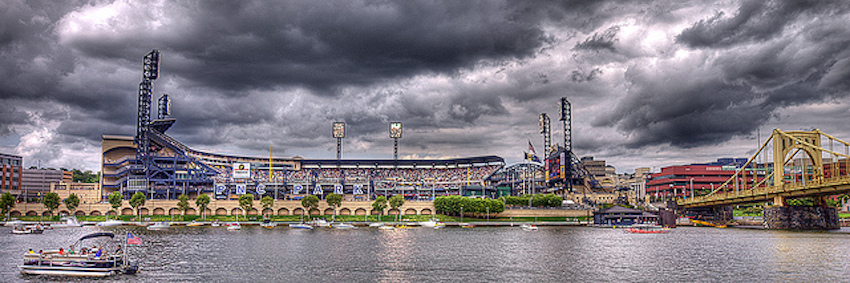 Vista do PNC Stadium do outro lado do rio Pittsburgh