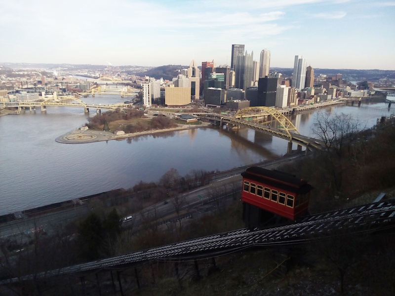 Vista de cartão postal de Pittsburgh com o Duquesne Incline