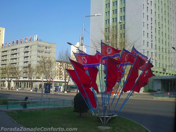 Bandeiras da Coreia do Norte em uma esquina - de acordo com nosso guia, o vermelho representa o sangue dos revolucionários, o azul representa a esperança, o branco representa a mente clara do "nosso" povo, e a estrela representa a história