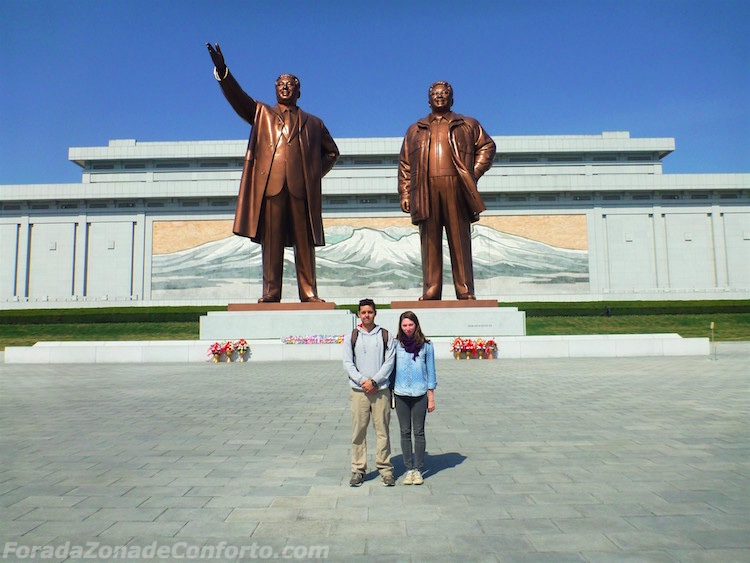 Estátuas de bronze Kim Il-Sung (à esquerda) e Kim Jong-il (à direita) Pyongyang Coreia do Norte