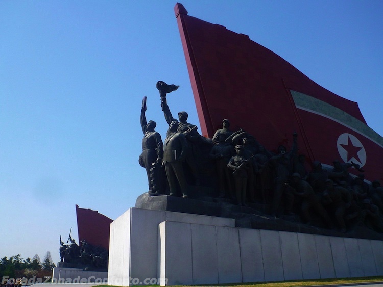 Em ambos os lados das estatuas de bronze estavam monumentos que representam a Luta Revolucionária Anti-japonesa e a Revolução Socialista
