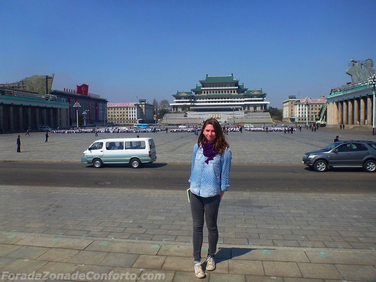 Turista Americana em Pyongyang praça Kim-il sung Coreia do Norte