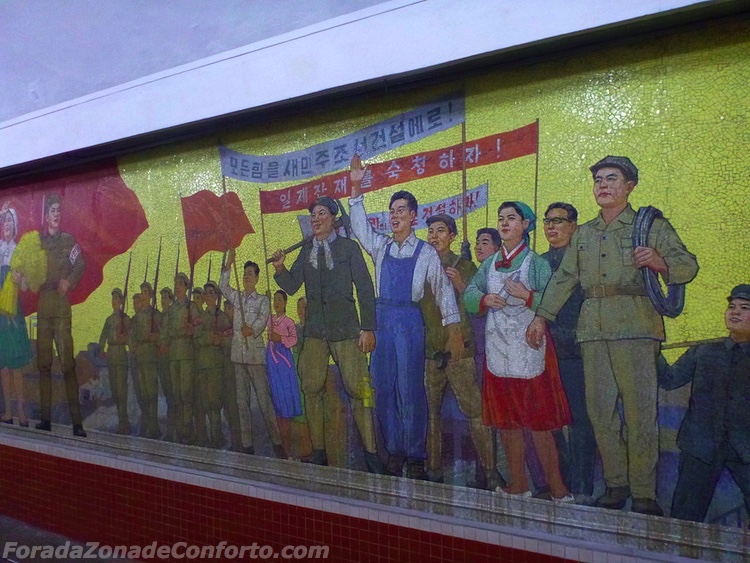 Mural de propaganda dentro do metrô de Pyongyang Coreia do Norte