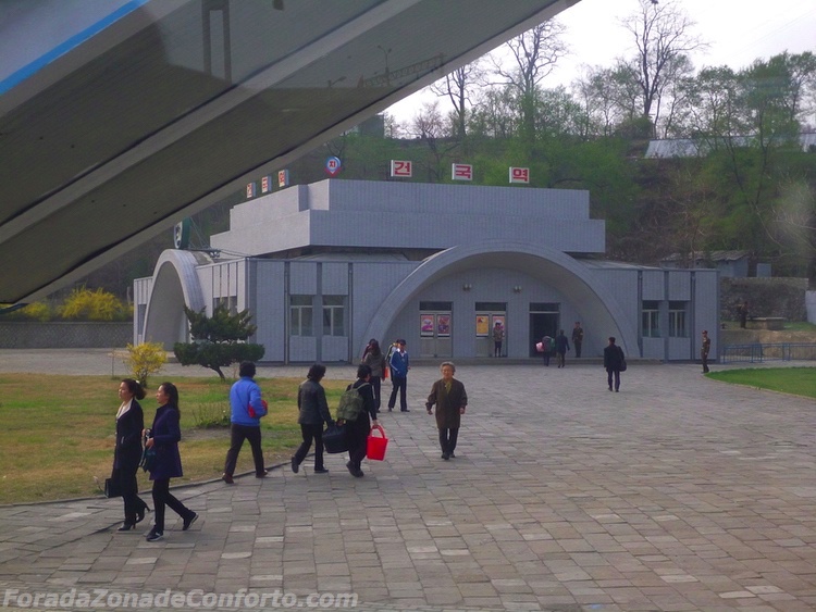 Lado de fora da estação de metrô de Pyongyang Coreia do Norte
