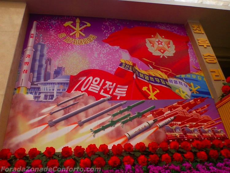 Rosas, slogans comunistas e foguetes Norte-coreanos