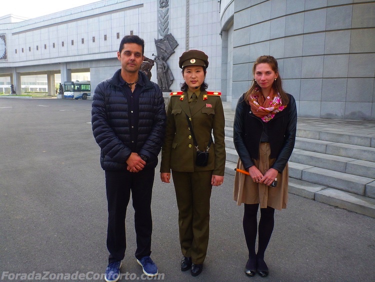 Guia Norte Coreana soldado feminina