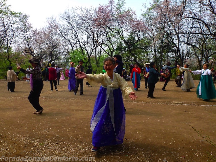 Norte-coreana dançando