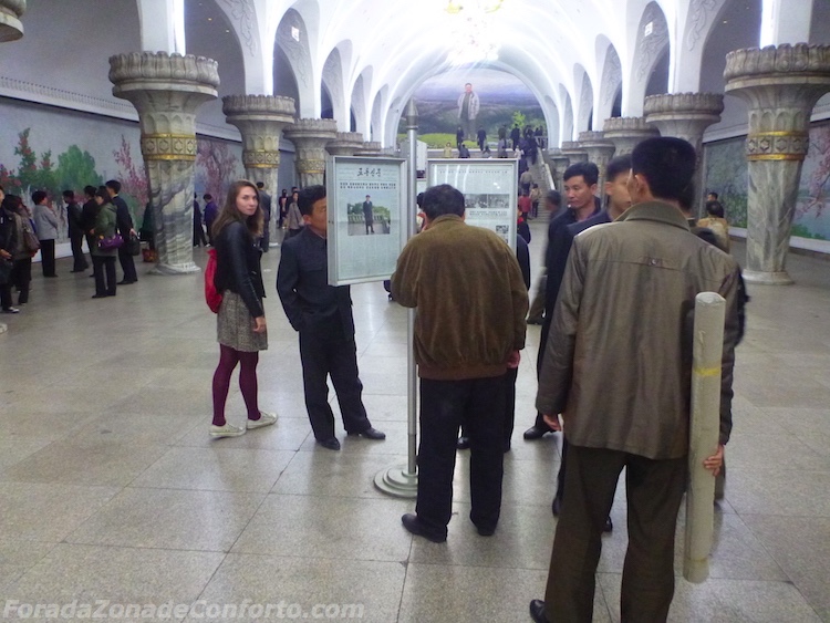 Estrangeiros dentro do metro de Pyongyang na Coreia do Norte
