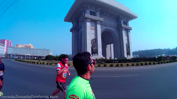 Rodrigo praticando a sua selfie na frente do "Arco do Triunfo" em Pyongyang Coreia do Norte