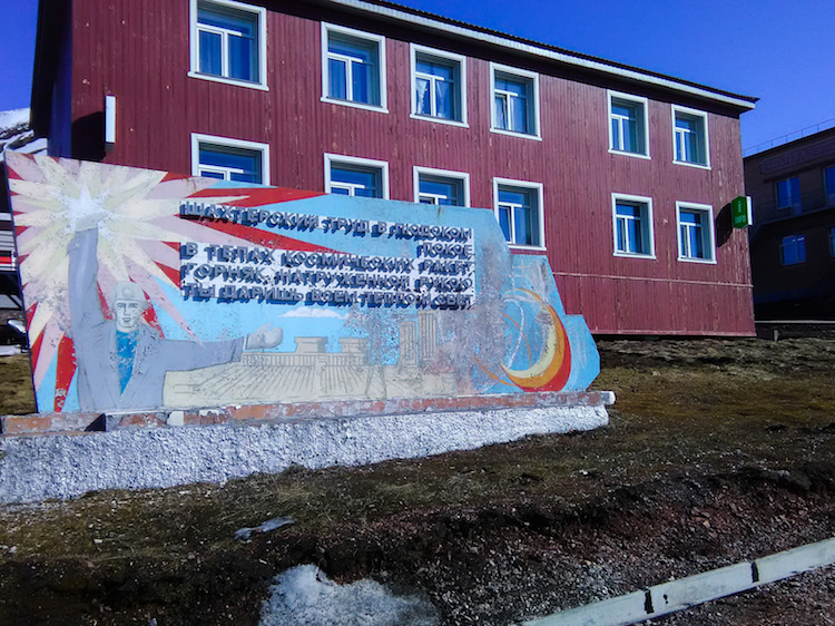 Mural soviético em Barentsburg Svalbard
