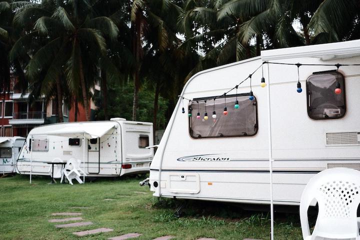RVs em um acampamento.