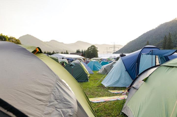 Um acampamento com muitas barracas.