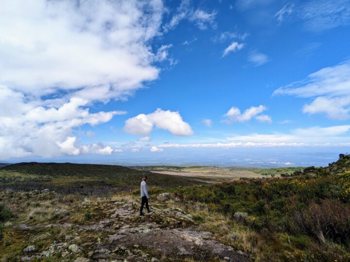 monte quênia céu azul