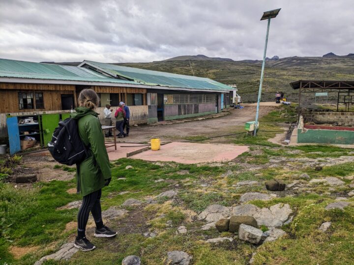 Old Moses Camp: o início de sua caminhada no Monte. Parque Nacional do Quênia