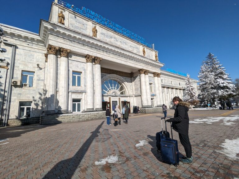 Estação de trem Almaty