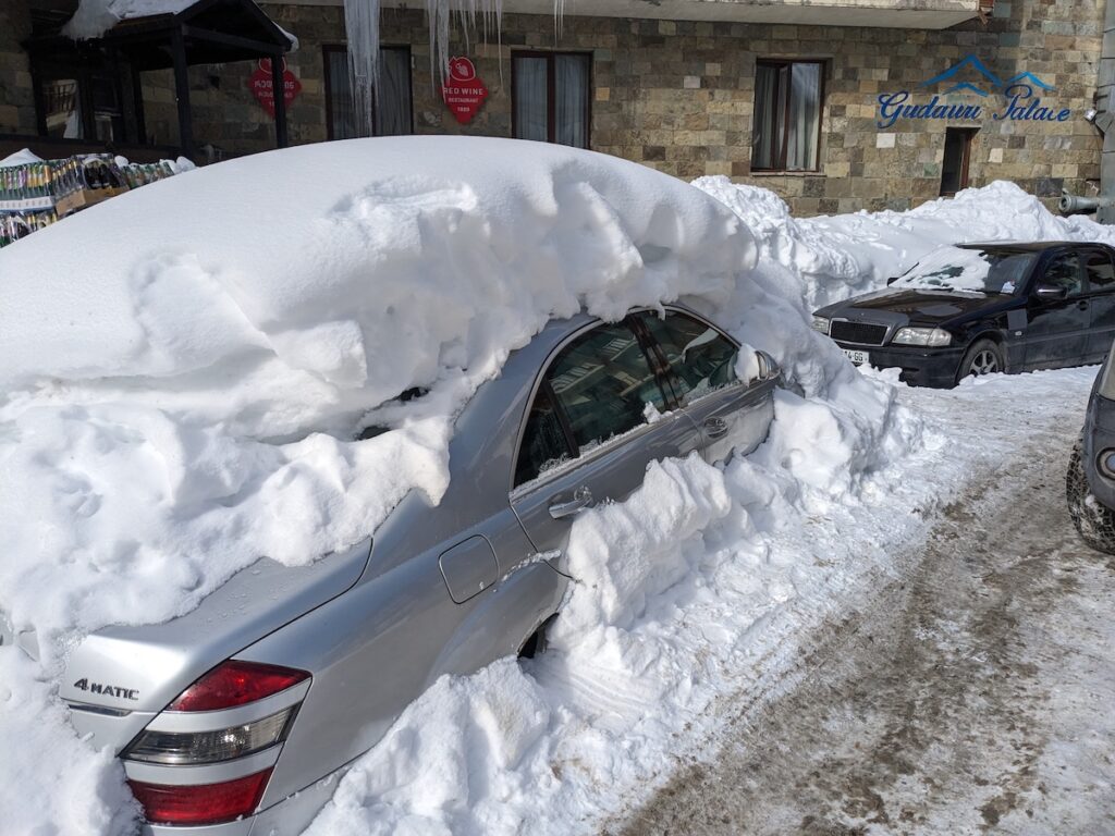 Neve cobrindo carro em Gudauri na Geórgia